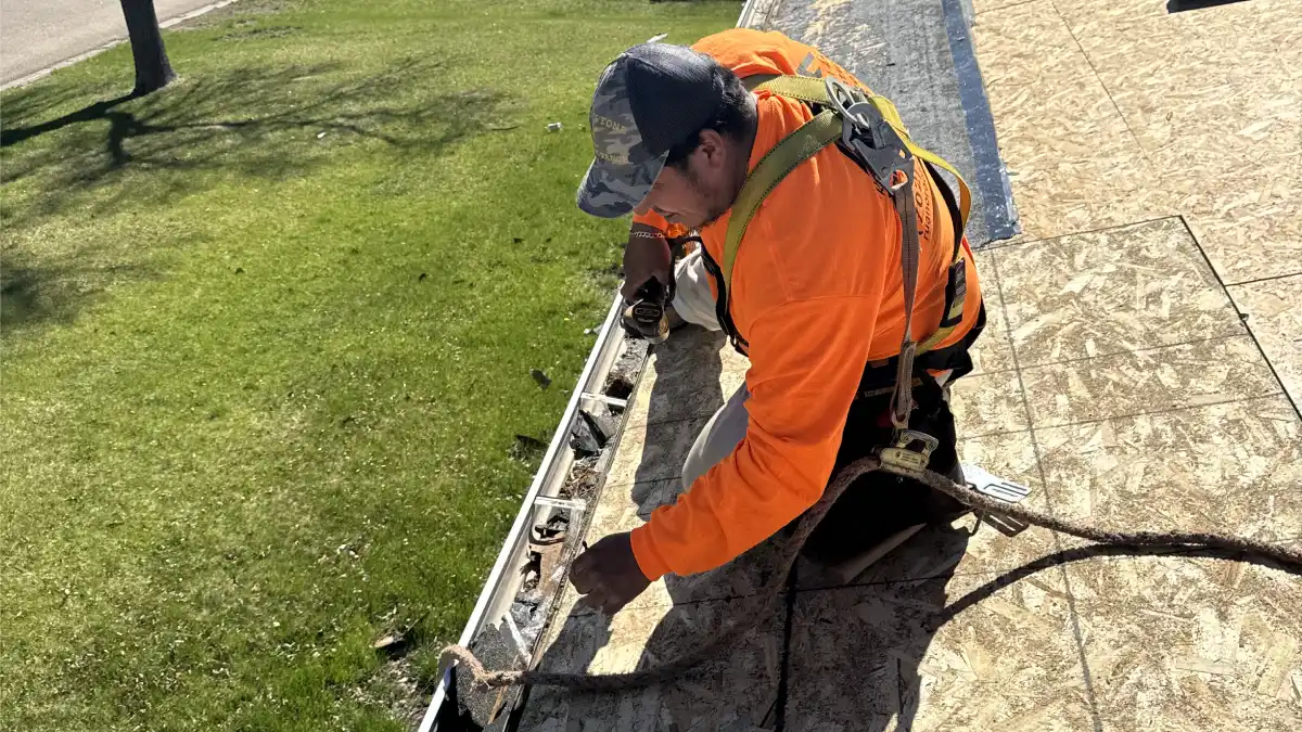 Seamless Gutters vs Regular Gutters: Which Should You Choose?